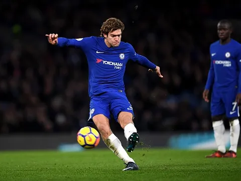 Siêu phẩm đá phạt, Chelsea bắt kịp Man United trên BXH