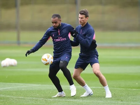 Siêu tiền đạo của Arsenal vã mồ hôi khi đối mặt với bệnh binh