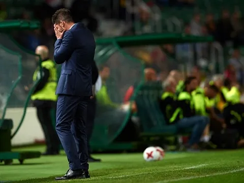 Simeone che mặt khi nhìn Torres dứt điểm thua cả chân sút nghiệp dư