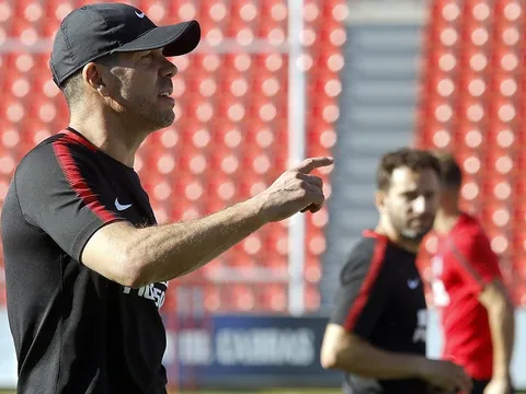 Simeone nghiêm túc chỉ đạo học trò trước đại chiến Chelsea