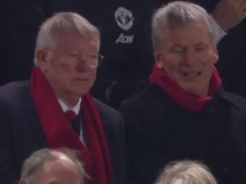 Sir Alex phản ứng ra sao khi Man Utd lép vế hoàn toàn trước Liverpool?