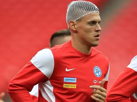 Skrtel băng đầu đến sân tập, tăng nhuệ khí cho Slovakia