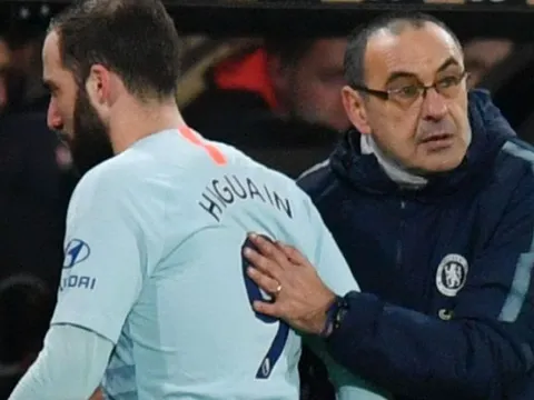 Thảm bại 0-4, Sarri làm điều khó tin với các HLV và cầu thủ Chelsea