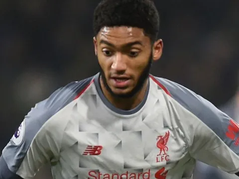 Trung vệ Liverpool rời sân bằng cáng sau pha va chạm biển quảng cáo