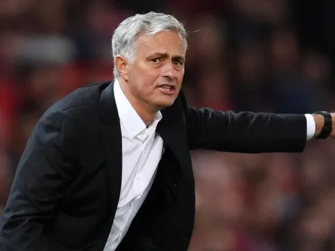 Neville: "Mourinho gặp khó ở Man Utd chỉ vì cái tên này"