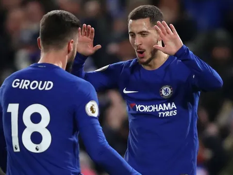 Giroud: "Chết tiệt, làm thế nào để lấy bóng khỏi chân gã này?"