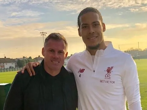 Jamie Carragher so sánh trung vệ này với 'huyền thoại bất tử' của Liverpool