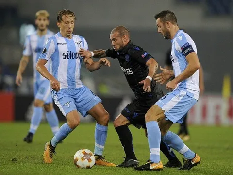 Sneijder "méo mặt" trước khối bê tông của Simone Inzaghi