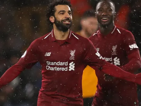 Soán ngôi Aubameyang, Salah đưa Liverpool 'chạm một tay' vào chức vô địch