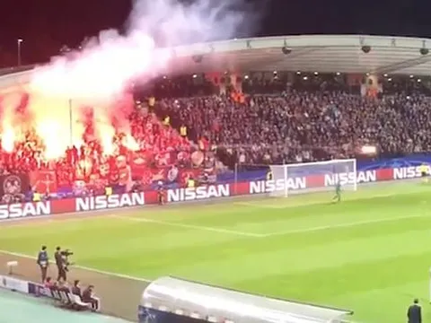 SỐC: CĐV Spartak Moscow bắn trọng tài ở Champions League
