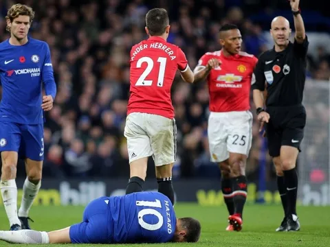 SỐC: Hazard dùng hình ảnh... dắt chó sỉ nhục Man Utd