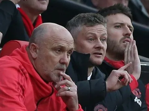 SỐC! Không phải Solskjaer, 3 trợ lý thay nhau đưa ra chỉ đạo cho Martial và Pogba