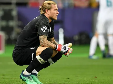 Sốc: Loris Karius lại mắc sai lầm ngớ ngẩn khiến đội nhà ôm hận