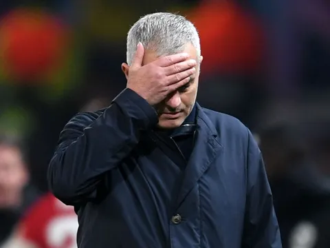 Sốc! Luke Shaw đã cố tình "triệt hạ" Mourinho với một hành động