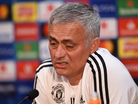 Sốc: Mourinho phải cuốc bộ đến Old Trafford vì trễ xe bus trận Juve