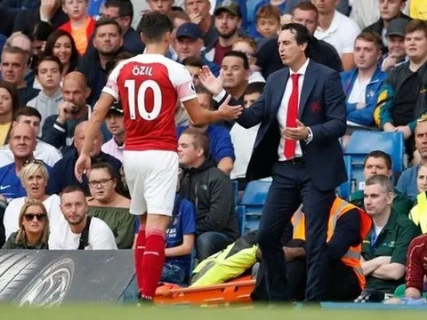 Lộ lý do SỐC khiến Ozil bị loại khỏi đội hình Arsenal