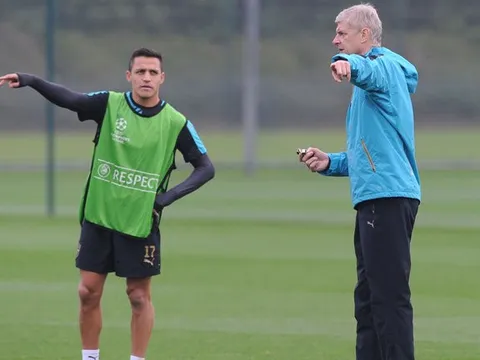 Sốc: Sanchez không thèm bắt tay Wenger trên sân tập