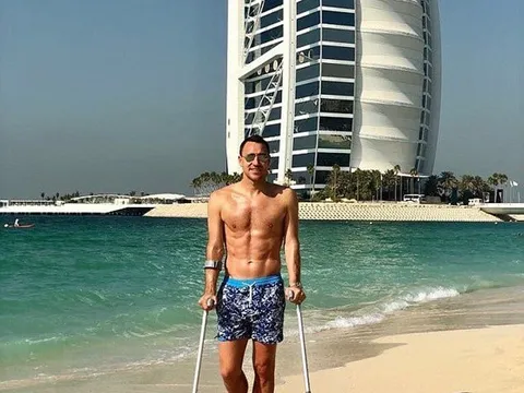 SỐC: Terry chống nạng... du hí Dubai