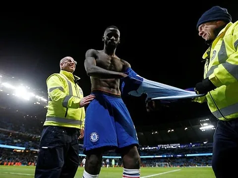 Sốc! Thua đau Man City, CĐV ném "vật thể lạ" thẳng vào mặt sao Chelsea