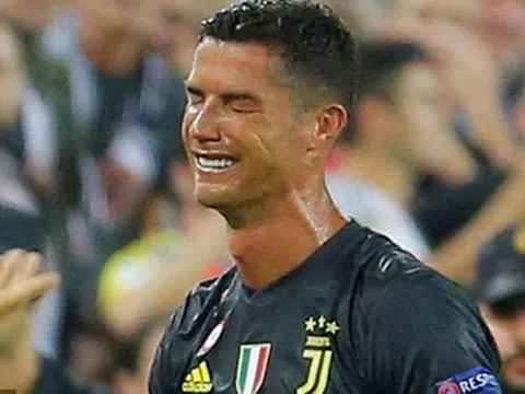 SỐC: Trọng tài không thấy Ronaldo phạm lỗi nhưng vẫn phạt thẻ đỏ