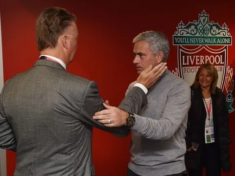 SỐC: Van Gaal tố Mourinho 'đâm lén', cướp ghế HLV Man Utd