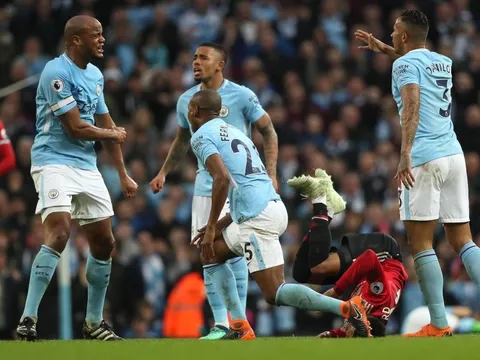 TOÀN CẢNH phòng thay đồ ngập tiếng chửi thề của Man City sau trận thua M.U