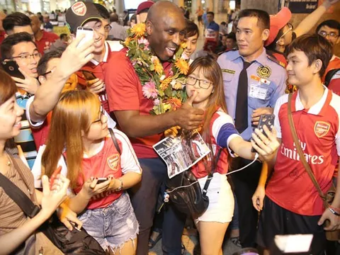 Sol Campbell sẵn sàng nối gót Ryan Giggs đến Việt Nam làm việc