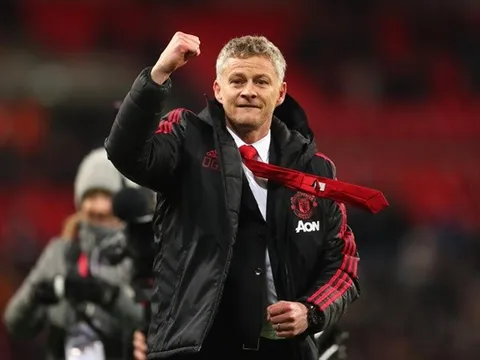 Solskjaer vẫn có thể cười giữa tiết trời lạnh lẽo ở Wembley!