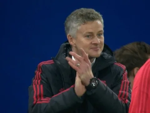 Solskjaer đã hét lên điều gì với hàng tiền vệ MU trước Cardiff?