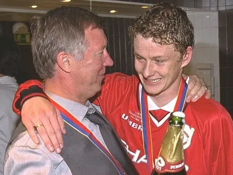 Solskjaer ra tay, huyền thoại Sir Alex trở lại sân tập Man Utd