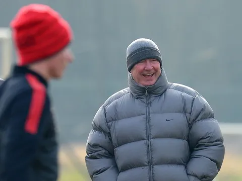 Solskjaer: "Sir Alex nói với tôi 'thấy cậu ta chứ con trai'"