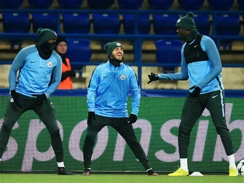 Sớm có vé đi tiếp, sao Man City cười thả ga trên sân tập