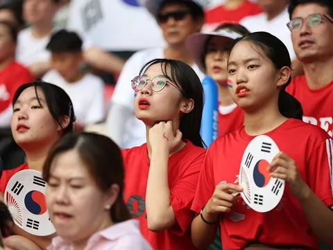 Fan nữ Hàn Quốc cực xinh cổ vũ Son Heung Min