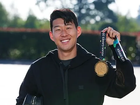 Son Heung-min hí hửng mang HCV ASIAD sang tận Premier League