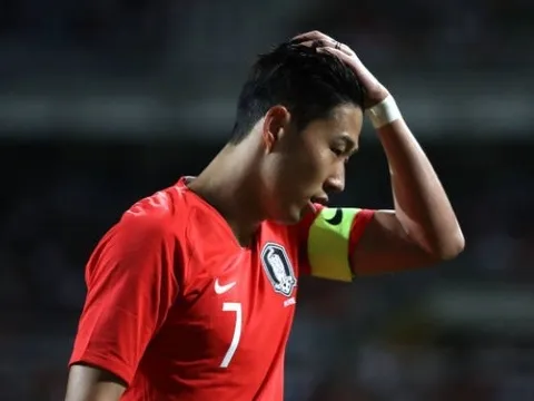 Son Heung-min tròn xoe mắt nhìn đồng đội đấu vật trên sân