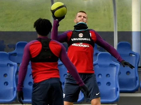 Southgate phá cách, cho hàng thủ tập "bóng chuyền"