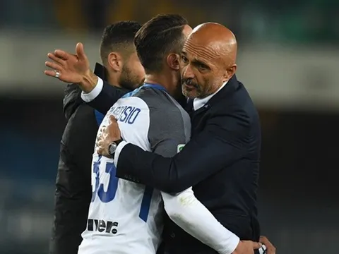 Spalletti ghì chặt học trò khi thoát hiểm ở thành Verona
