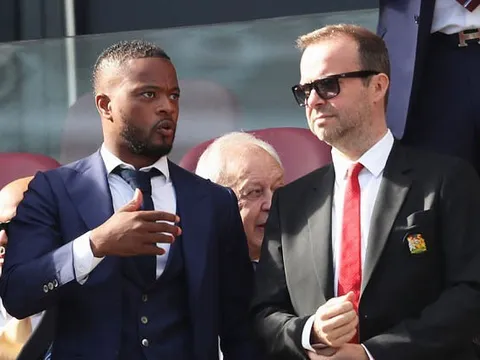 Đã rõ lý do Evra liên tục ngồi cạnh Ed Woodward trên khán đài