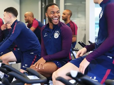 Sterling cười 'ngoác mồm' ngày hội ngộ đồng đội