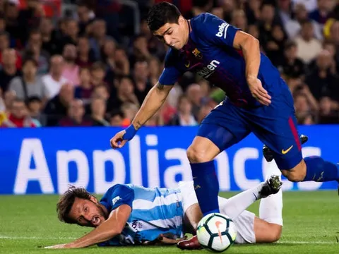 Suarez bực bội rời sân, Valverde liền ân cần dỗ dành