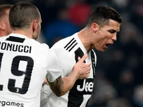 Sút mãi không vào, Ronaldo điên tiết phá cột dọc Roma