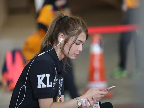 Ngắm vẻ đẹp lai tây hút hồn của nữ phóng viên Malaysia