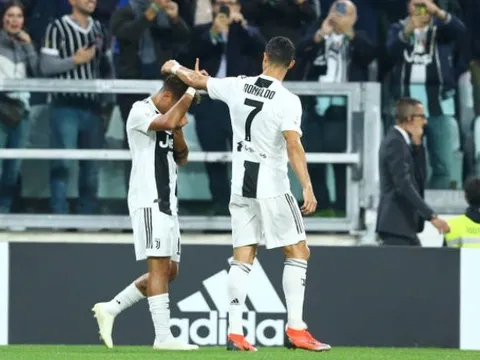 Dybala khóc nức nở khi Ronaldo ôm vào lòng
