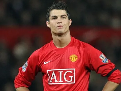 10 danh thủ MU xuất xắc nhất mọi thời đại: Ronaldo chỉ thứ 10, ai mới là số 1?