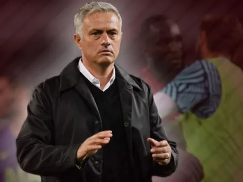 Tái định vị thương hiệu - 'Vũng bùn' đang giết chết Man United và Mourinho