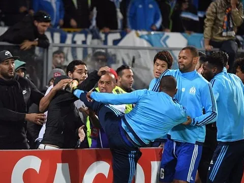 Tái hiện cú kungfu của Cantona, Evra bị đuổi khi trận đấu chưa bắt đầu