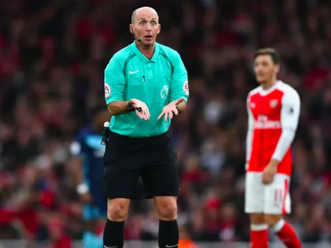 Tại sao NHM Arsenal 'ghét cay ghét đắng' Mike Dean?