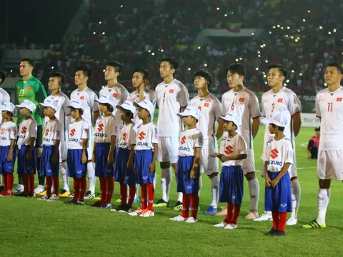 Tại sao Văn Quyết đá chính và Văn Đức trở thành hậu vệ phải?
