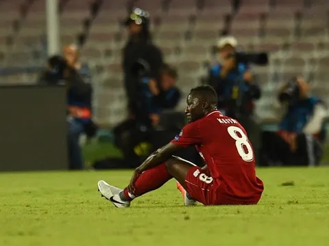 Tân binh được cõng ra sân, lực lượng Liverpool "tan nát"