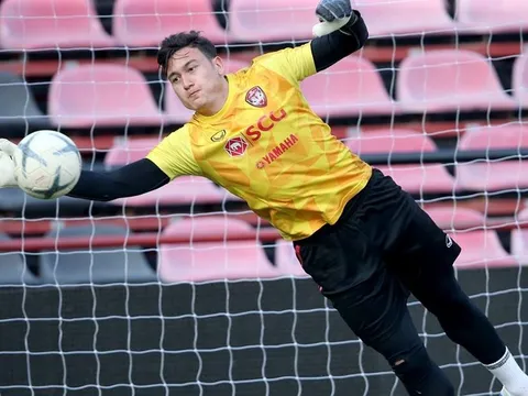 Tập buổi đầu tại Muangthong Utd, Văn Lâm bay lượn khiến tất cả trầm trồ
